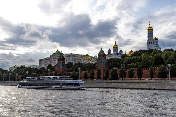 Moskova, Rusya - 06 Ağustos 2019: Moskova Kremlin ve set görünümü. Moskova'nın mimarisi ve turistik yerleri — Stok fotoğraf