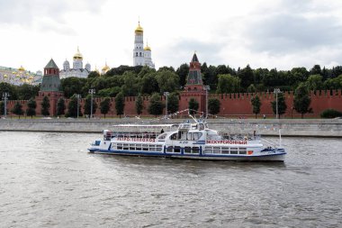 Moskova, Rusya - 06 Ağustos 2019: Moskova Kremlin ve set görünümü. Moskova'nın mimarisi ve turistik yerleri