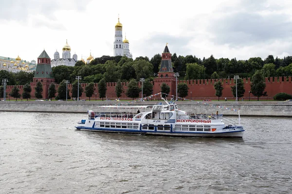 俄罗斯莫斯科 - 2019年8月6日：莫斯科克里姆林宫和堤坝景观。莫斯科的建筑和景点 — 图库照片