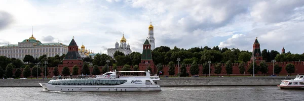 Moskova, Rusya - 06 Ağustos 2019: Moskova Kremlin ve set görünümü. Moskova'nın mimarisi ve turistik yerleri — Stok fotoğraf