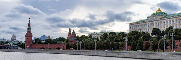俄罗斯莫斯科 - 2019年8月6日：莫斯科克里姆林宫和堤坝景观。莫斯科的建筑和景点 — 图库照片