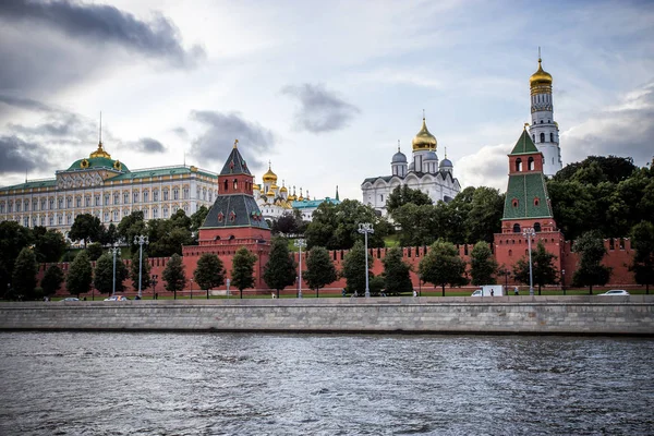 Moskova, Rusya - 06 Ağustos 2019: Moskova Kremlin ve set görünümü. Moskova'nın mimarisi ve turistik yerleri — Stok fotoğraf