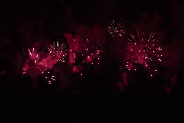 Feux d'artifice colorés de différentes couleurs sur le ciel nocturne — Photo