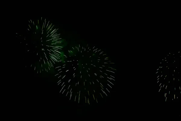 Buntes Feuerwerk in verschiedenen Farben über dem Nachthimmel — Stockfoto