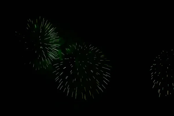 Fogos de artifício coloridos de várias cores sobre céu noturno — Fotografia de Stock