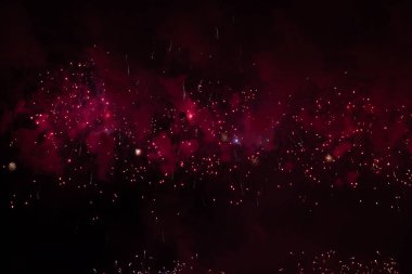 Gece gökyüzünde çeşitli renklerde renkli havai fişekler