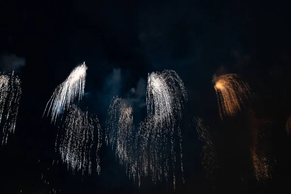 Feux d'artifice colorés de différentes couleurs sur le ciel nocturne — Photo