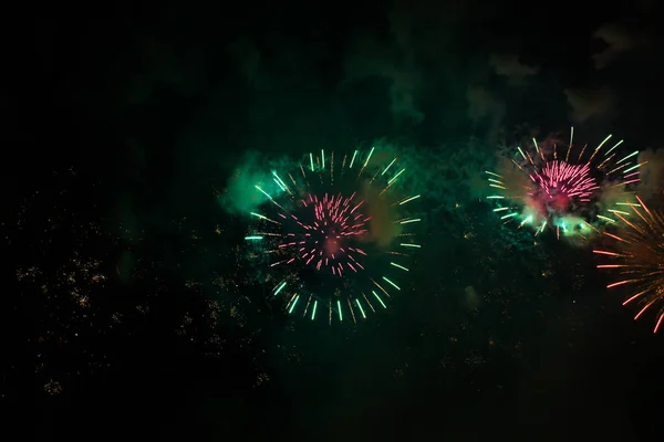 Fuegos artificiales coloridos de varios colores sobre el cielo nocturno — Foto de Stock