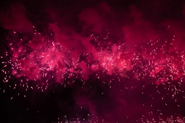 Kleurrijk vuurwerk van verschillende kleuren boven de nachtelijke hemel — Stockfoto