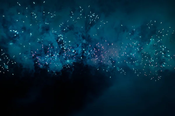 Kleurrijk vuurwerk van verschillende kleuren boven de nachtelijke hemel — Stockfoto