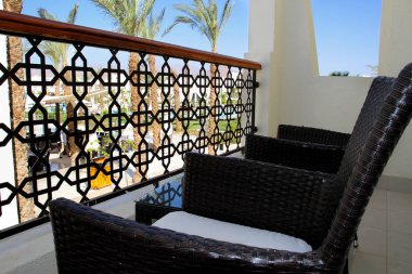 Mısır'da bir otelde dinlenin. Güzel manzara ve denizde konforlu konaklama.