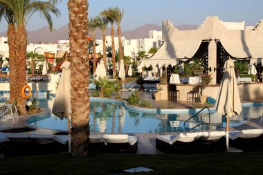 Mısır'da bir otelde dinlenin. Güzel manzara ve denizde konforlu konaklama.