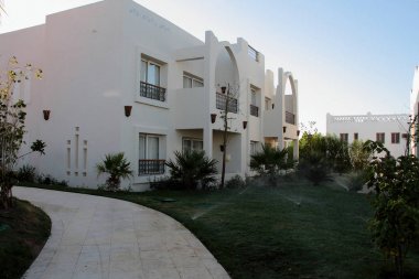 Şarm El Şeyh, Mısır, 05 Eylül 2018. Hotel Le Royal tatil Beldesi Şarm Şeyh. Turistlerin rahat bir dinlenme için otelin beyaz iki katlı binalar.