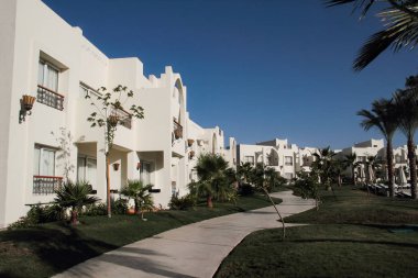 Şarm El Şeyh, Mısır, 05 Eylül 2018. Hotel Le Royal tatil Beldesi Şarm Şeyh. Turistlerin rahat bir dinlenme için otelin beyaz iki katlı binalar.