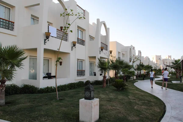 Şarm El Şeyh, Mısır, 05 Eylül 2018. Hotel Le Royal tatil Beldesi Şarm Şeyh. Turistlerin rahat bir dinlenme için otelin beyaz iki katlı binalar.