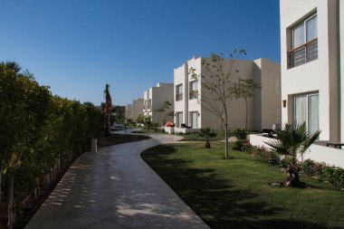 Şarm El Şeyh, Mısır, 05 Eylül 2018. Hotel Le Royal tatil Beldesi Şarm Şeyh. Turistlerin rahat bir dinlenme için otelin beyaz iki katlı binalar.