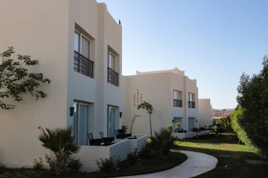 Şarm El Şeyh, Mısır, 05 Eylül 2018. Hotel Le Royal tatil Beldesi Şarm Şeyh. Turistlerin rahat bir dinlenme için otelin beyaz iki katlı binalar.