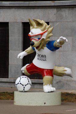 Moskova, Rusya - 06 Eylül 2019: Rusya'da dünya Kupası Fifa 2018'in resmi maskotu, kurt maskotu Zabivaka.