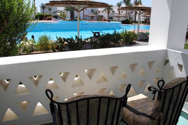 Şarm El Şeyh, Mısır, 05 Eylül 2018. Hotel Club Resort. Turistlerin rahat bir dinlenme için peyzajlı otel alanı