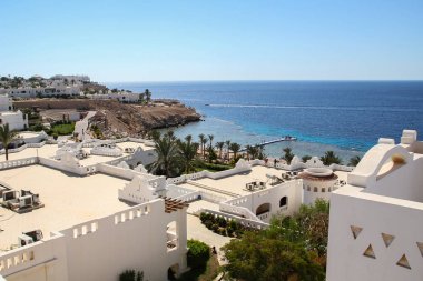 Mısır'da bir otelde dinlenin. Güzel manzara ve denizde konforlu konaklama.