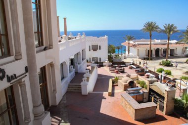 Şarm El Şeyh, Mısır, 05 Eylül 2018. Otel Continental Garden Reef Resort. Turistlerin bir geri kalanı için peyzajlı otel alanı