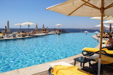 Şarm El Şeyh, Mısır, 05 Eylül 2018. Turistlerin rahat bir dinlenme için peyzajlı otel alanı