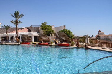 Şarm El Şeyh, Mısır, 05 Eylül 2018. Turistlerin rahat bir dinlenme için peyzajlı otel alanı