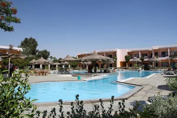 Sharm El Sheikh, Egipto, 05 de septiembre de 2018. Hotel Cataract Sharm Resort. Zona hotelera ajardinada para un cómodo descanso de los turistas —  Fotos de Stock