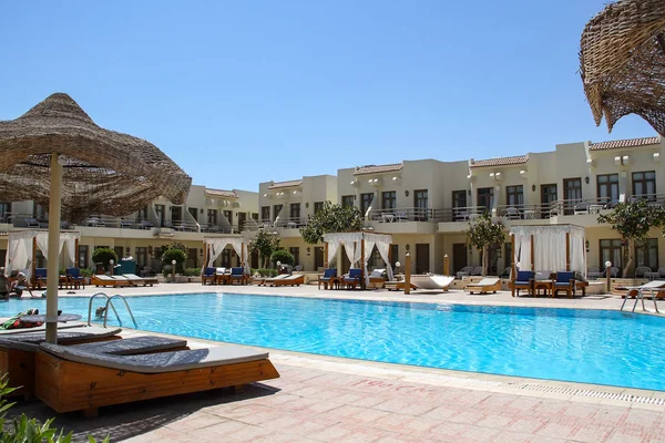 Σαρμ Ελ Σέιχ, Αίγυπτος, 05 Σεπτεμβρίου, 2018. Ξενοδοχείο καταρράκτης Διαμορφωμένος χώρος ξενοδοχείου για ένα άνετο υπόλοιπο των τουριστών — Φωτογραφία Αρχείου