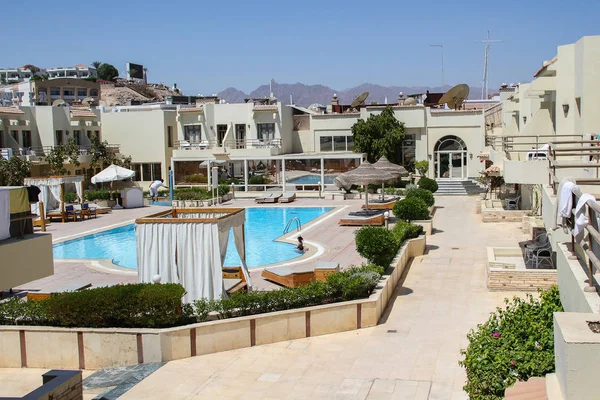 Sharm El Sheikh, Egipto, 05 de septiembre de 2018. Hotel Cataract Layalina Resort. Zona hotelera ajardinada para un cómodo descanso de los turistas —  Fotos de Stock