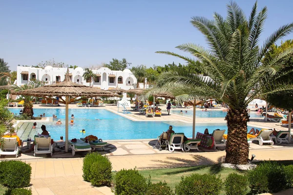 Шарм-Ель-Шейх, Єгипет, 05 вересня, 2018. Готель Royal Holiday Beach Resort казино. Ландшафтний готель зона для комфортного відпочинку туристів — стокове фото