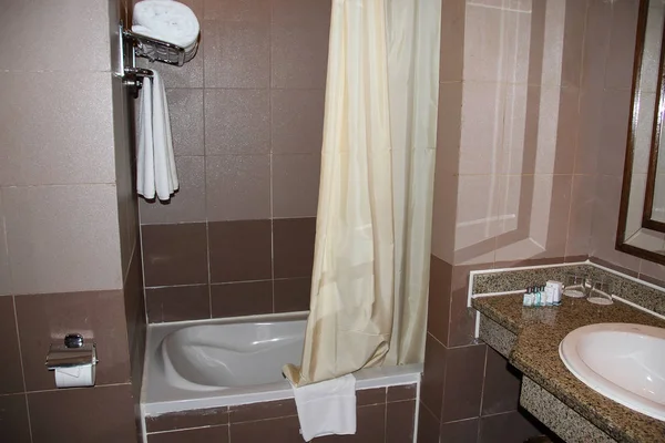 샤름 엘 셰이크, 이집트, 2018년 9월 05일. 호텔 로얄 홀리데이 비치 리조트 카지노. 호텔 객실의 작지만 편안한 현대적인 욕실 — 스톡 사진