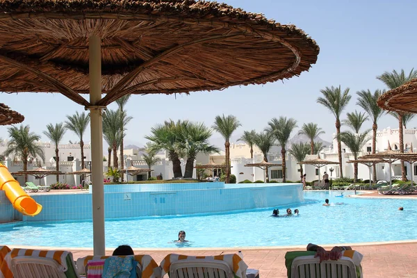 Шарм-Ель-Шейх, Єгипет, 05 вересня, 2018. Hotel Club Resort. Ландшафтний готель зона для комфортного відпочинку туристів — стокове фото
