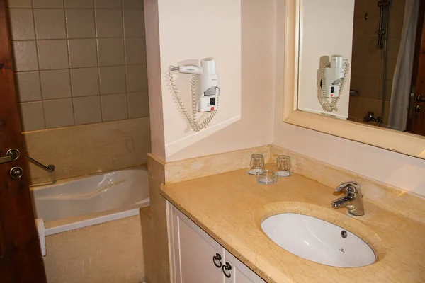 샤름 엘 셰이크, 이집트, 2018년 9월 05일. 호텔 콘티넨탈 비치 리조트. 호텔 객실의 작지만 편안한 현대적인 욕실 — 스톡 사진