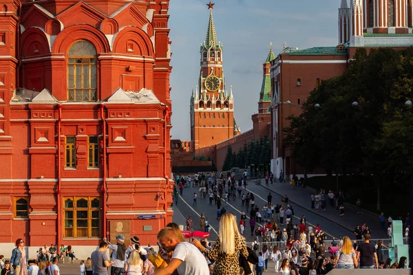 Moscow, Russia, 09.09.2019. Theatrical performance in the city center. — Stock Photo, Image