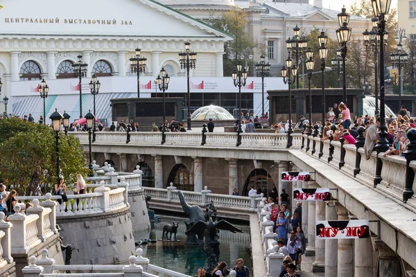 Moscow, Russia, 09.09.2019. Fountains in the Alexander Garden. View of the Manege. — Stock Photo, Image