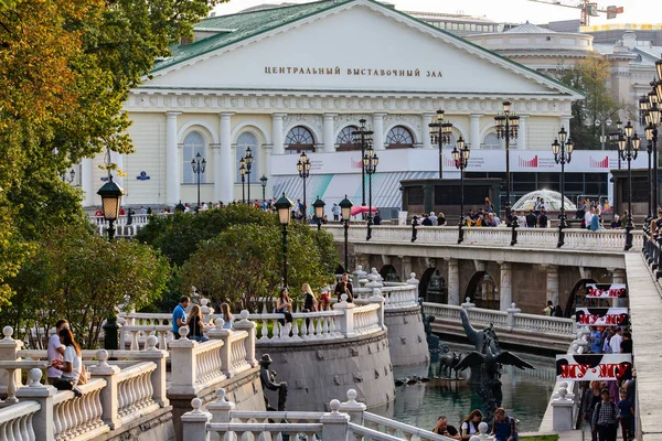 Москва, Росія, 09.09.2019. Фонтани в саду Олександра. Погляд на будинок. — стокове фото