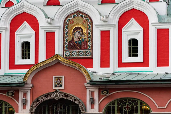 Moskou, Rusland, 09.09.2019. Theatervoorstelling in het centrum. Christelijk mozaïek. Elementen van architectuur op het Rode Plein. — Stockfoto