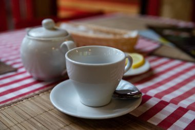 Bir bardak limonlu yeşil çay olumsuz duygulardan kurtulmana yardımcı olur.