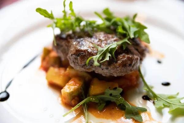 Costoletta di carne con pezzi d'arancia di zucca stufata sul piatto — Foto Stock