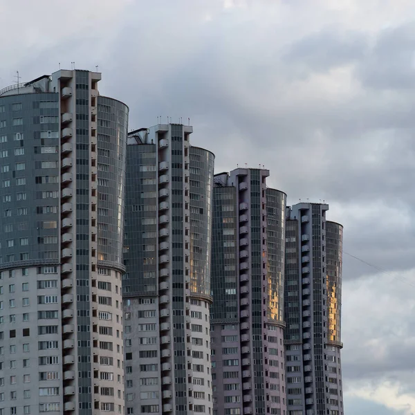 Moderne Hochhäuser. Wohnungsneubauten vor bewölktem Himmel. Stadtlandschaft. — Stockfoto