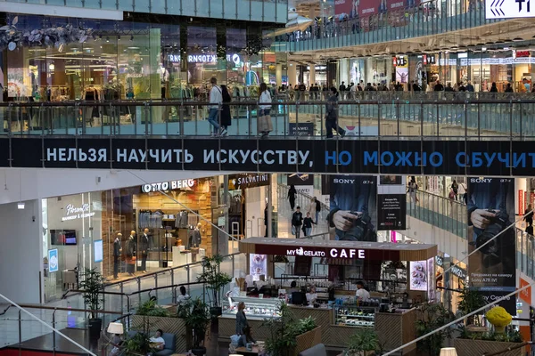 Moskova, Rusya, 09.14.2019 Büyük modern alışveriş merkezi Aviapark — Stok fotoğraf