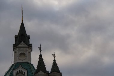 Uğursuz bir alacakaranlık gökyüzünün arka planında eski bir gotik binanın güzel kuleleri.