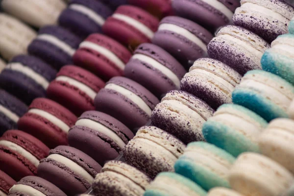 Красочные торты макарон он же французские макароны лежат на прилавке. Разноцветные макароны лежат рядами . — стоковое фото
