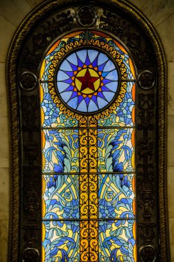 Moskova, Rusya 10.13. 2019. Novoslobodskaya metro istasyonu 1952 yılında inşa edilmiş ve vitray pencerelerle süslenmiştir..