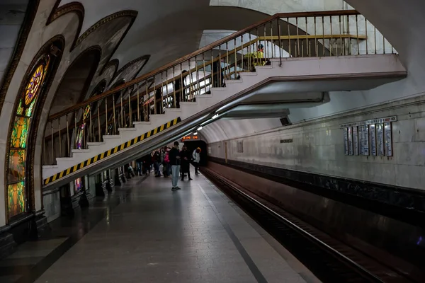 Moskau, Russland 10.13. 2019. novoslobodskaya Metrostation wurde 1952 erbaut und ist mit Glasfenstern dekoriert. — Stockfoto