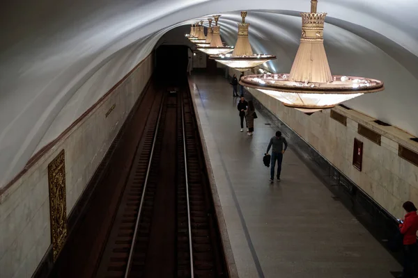 Moskau, Russland 10.13. 2019. novoslobodskaya Metrostation wurde 1952 erbaut und ist mit Glasfenstern dekoriert. — Stockfoto