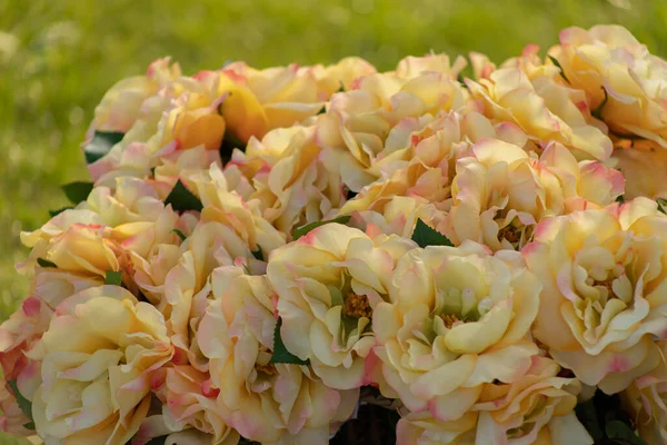 Schöner Strauß heller Blumen auf grünem Hintergrund — Stockfoto