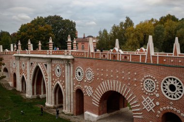Moskova, Rusya, 09.30. 2019. Park Tsaritsyno. Moskova 'nın güneyindeki güzel Gotik mimari kompleksi