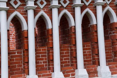 Beyaz sütunlar, Gotik tarzda inşa edilmiş eski kalenin mimari bir unsurudur.